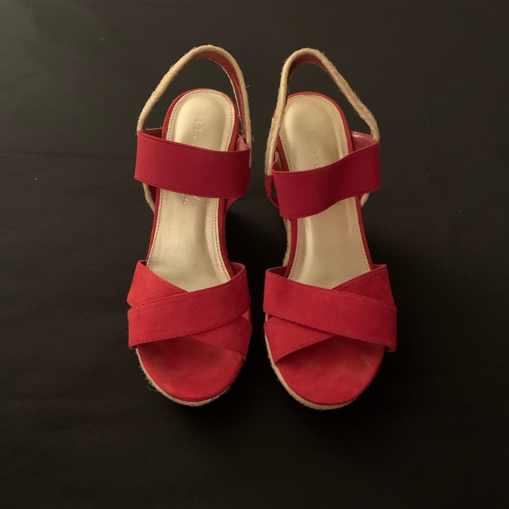 Red studio Paola sandle, size 10